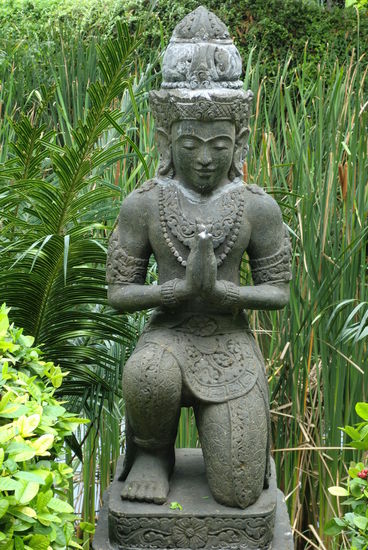 statt Nikolausi gibt´s hier nur Fratzen, Dämonen und Hindufiguren