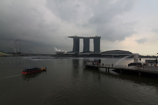 Singapur (von  links nach rechts)
Singapur Flyer (größtes Riesenrad der Welt)
Marina Bay Resort und Casino
Merlion (Wahrzeichen von Singapur)