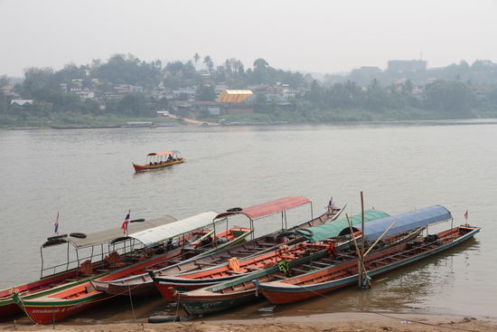 diese Boote bringen einen rüber nach Laos