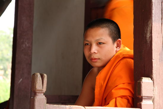 junger Mönch im Wat Xieng Tong
