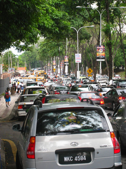 so sieht es aus, wenn schulkinder abgeholt werden - ganze strasse dicht