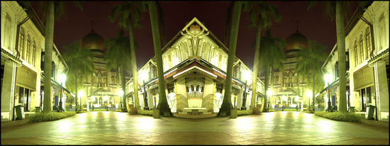 unsere straße mit blick auf eine moschee. wie.... ihr seht doppelt?