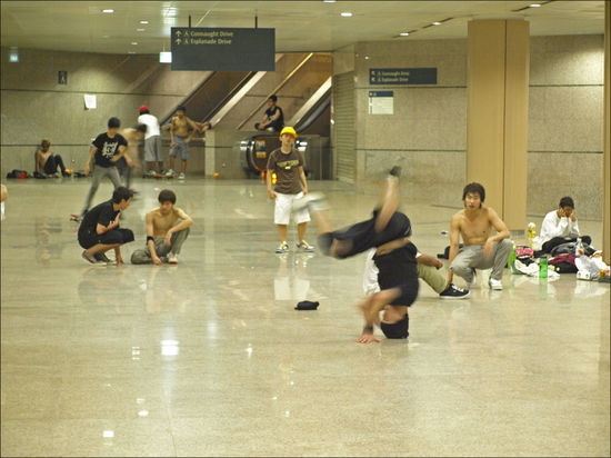 eine unterfuehrung die regelrecht zum tanzen, breakdancen und skateboarden einlaedt