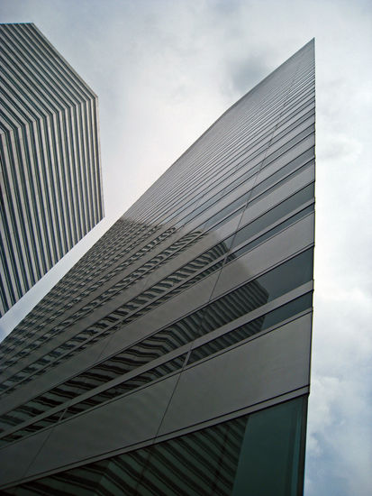 "the gateway" - zwei echt hauchduenne buerogebaeude