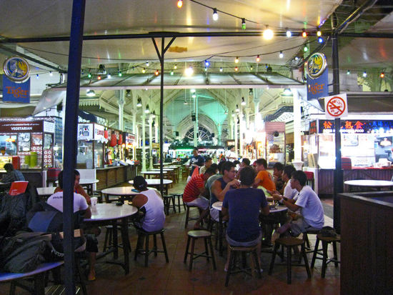 einer der zahlreichen gaenge im marktgebaeude