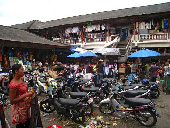 auch den markt in "ubud" haben wir uns nicht entgehen lassen - vollgestopft mit waren aller art