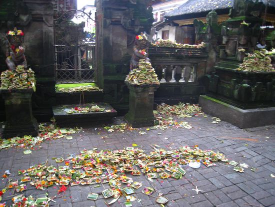 und weiteren opfergaben 