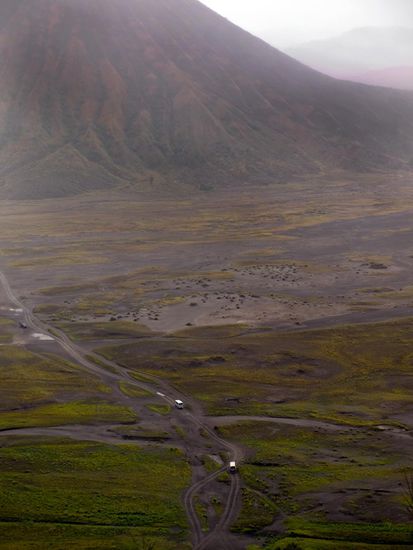 wie klein der weg mit den jeeps doch ist, im vergleich zum vulkan