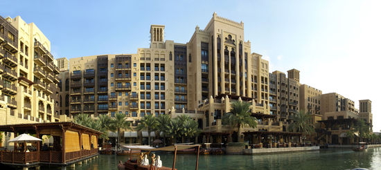 im madinat werden die gaeste per elektrobooten ins hotelzimmer gefahren!!