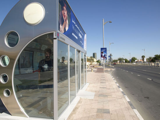 eine neue bushaltestelle mit klimaanlage, und die braucht man auch, denn das warten auf den bus dauert