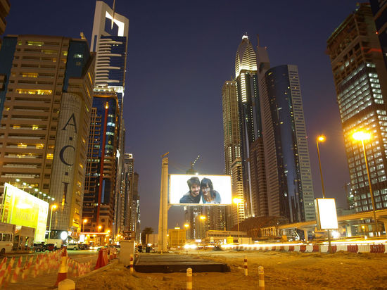 hier laeuft mal die riesige autobahn durch, noch ist fast alles baustelle, aber hauptsache die werbung steht