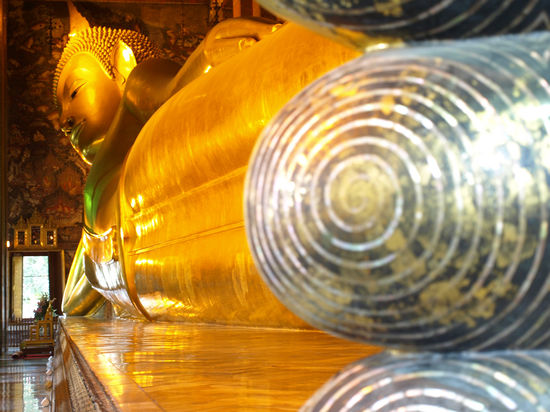 der liegende buddha von fuss bis kopf - wow!