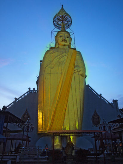 und der stehende buddah - ebenfalls riesig!