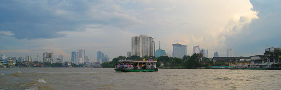 ein kleiner einblick in die skyline von bangkok im vorbeifahren