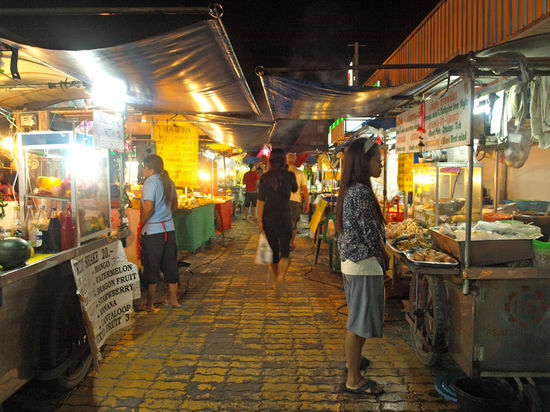 fuer marco gabs fleischspieße und fuer mich gabs massaman curry - taeglich!
