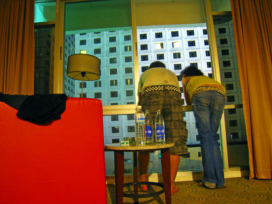 fenster bis zum boden!! und wenn man's oeffnet und nach links kuckt...