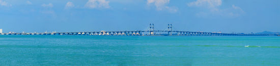 und das ist sie, die penang-bruecke, eine zweite ist gerade im bau und soll dann mit 24km noch laenger werden.