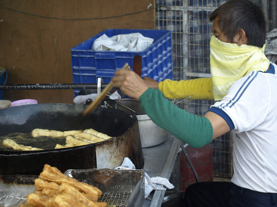 hier wird gerad teig fritiert...