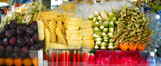 eisgekuehltes obst in mundgerechten happen - bei dieser hitze ein wahrer genuß!