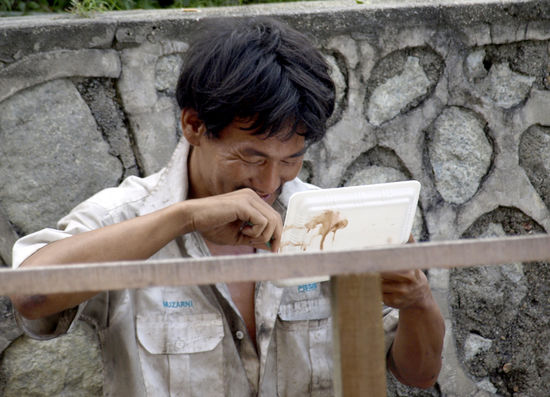 wenns schmeckt, kann man auch schon mal mit seinem huehnchen reden und es anlachen 