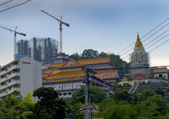 die gesamte tempelanlage, oben links der "eingesaeulte" buddha