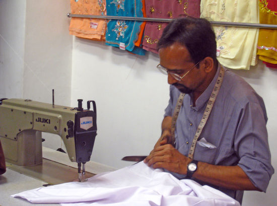 er hat uns aus zwei stoffteilen ein bettlagen genaeht, was auch beim zweiten anlauf gleich gelungen ist 