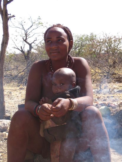 Himbafrau mit Nachwuchs
