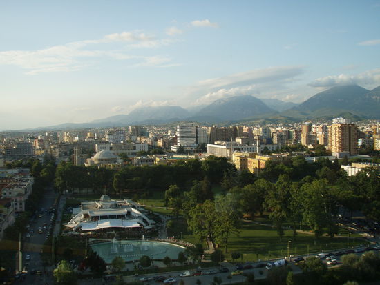 Blick vom Skytower über den Youth Park (mit Taiwan) zum Skanderbegplatz