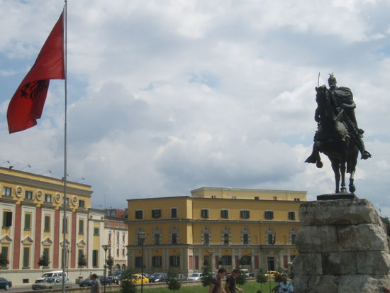 Skanderbegdenkmal mit Regierungsgebäuden im Hintergrund