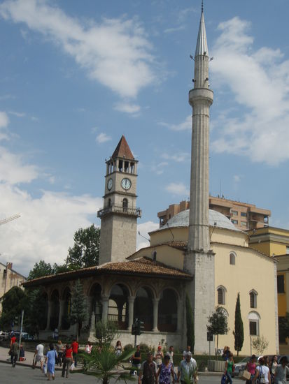 Der Glockenturm und die Et'hem-Bey-Moschee