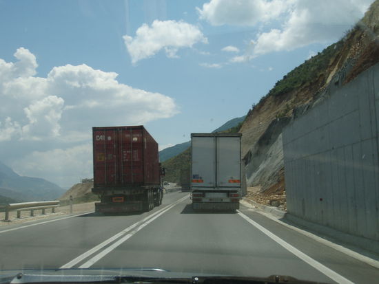 Der ganz normale Wahnsinn auf Albaniens Straßen