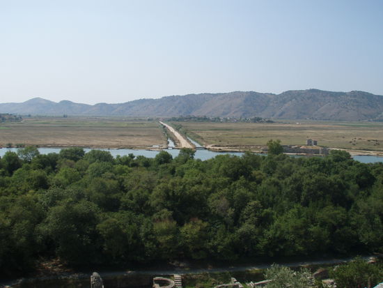Butrint-Kanal und Blick auf die Burg Ali Paschas