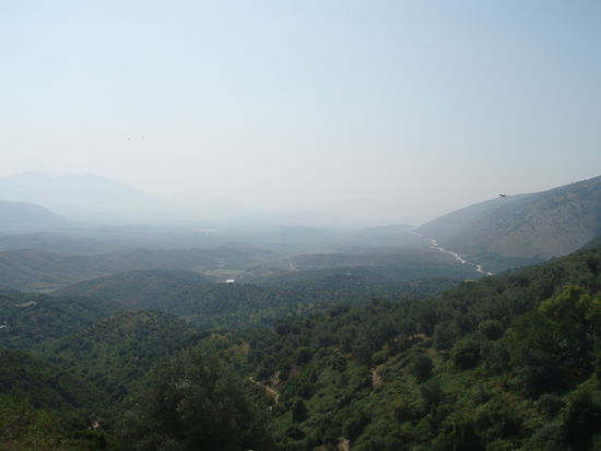 Hinterland der Riviera, rechts sieht man die kilometerlange Schotterpiste