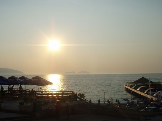 Sonnenuntergang in Vlora mit Blick auf die Insel Sazan