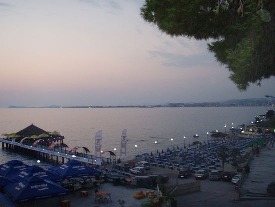 Der Strand beim Summer Depo und Blick auf Vlora