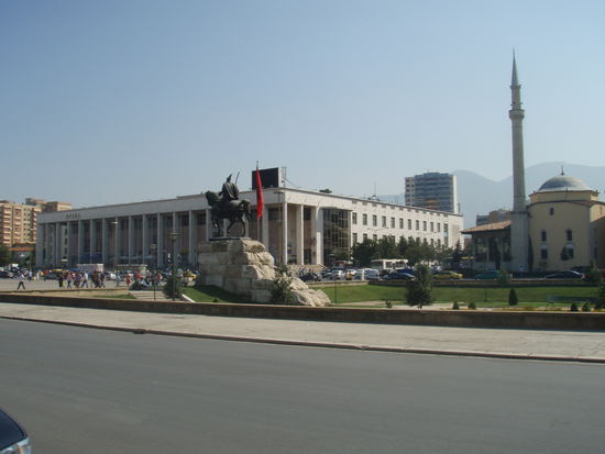 Die Oper am Skanderbegplatz mit dem Skanderbegdenkmal und der Et'hem-Bey-Moschee