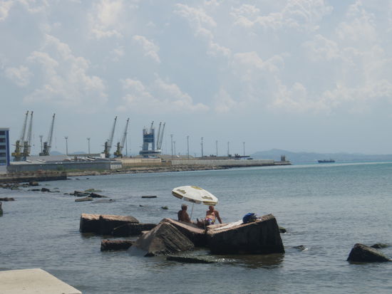 Badende Albaner an der Promenade von Durres
