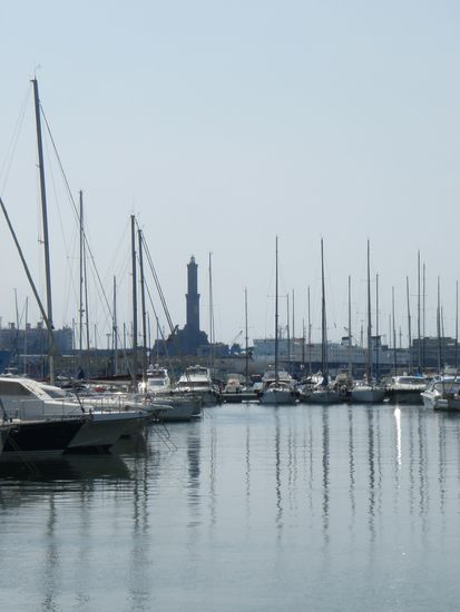 Hafen von Genua mit Blick auf den Leuchtturm Lanterna