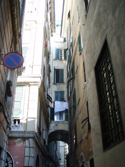 Häuserschlucht in Genua