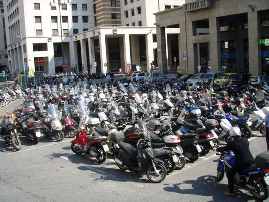 Auch ein normaler Anblick in Genua - mehr Vespas als Autos