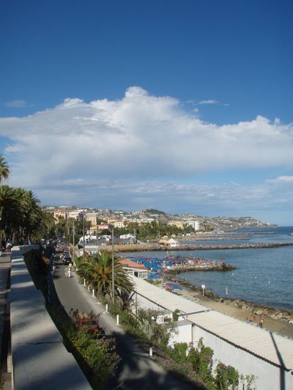 Blick vom Corso Imperatrice über den Strand von San Remo