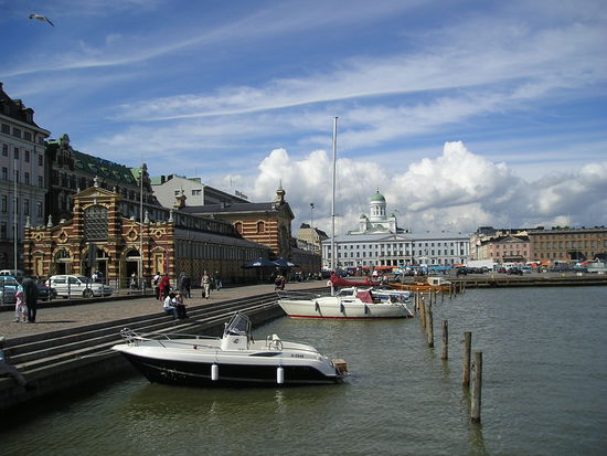 Kauppahalli, im Hintergrund der Dom