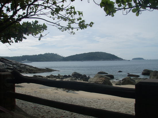 Einer meiner ersten Eindrücke von Phuket - der Strand zwischen dem Royal Phuket Yacht Club und dem Baan Krating Resort, Ao Sane