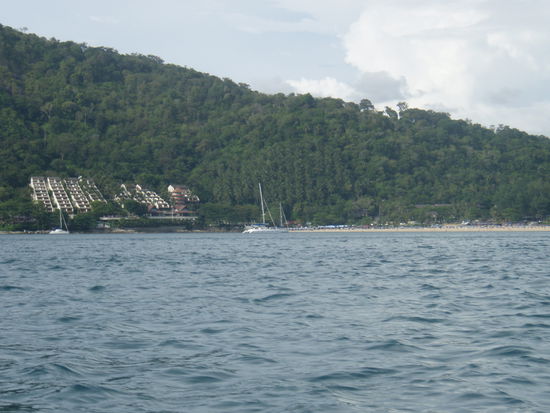 Blick vom Boot auf die Bucht von Nai Harn und unser Hotel
