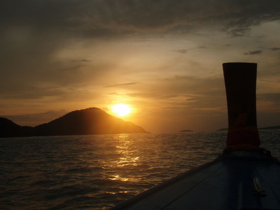 Unser schön geschmücktes Longtail vorm Sonnenuntergang