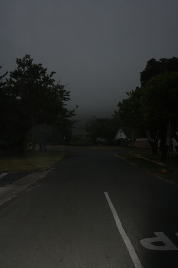 Menschenleere Straßen bei Anbruch der Dunkelheit