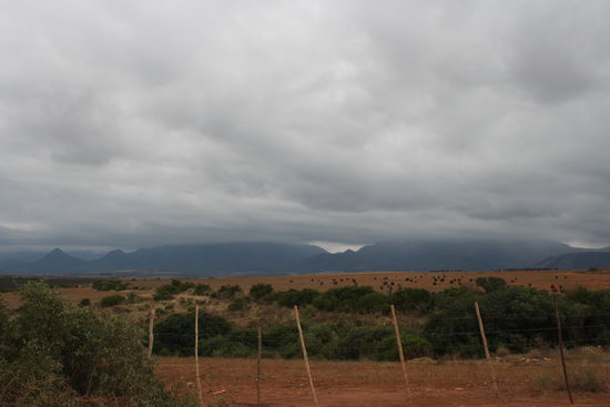 Die Regenwolken hängen tief über den Bergen