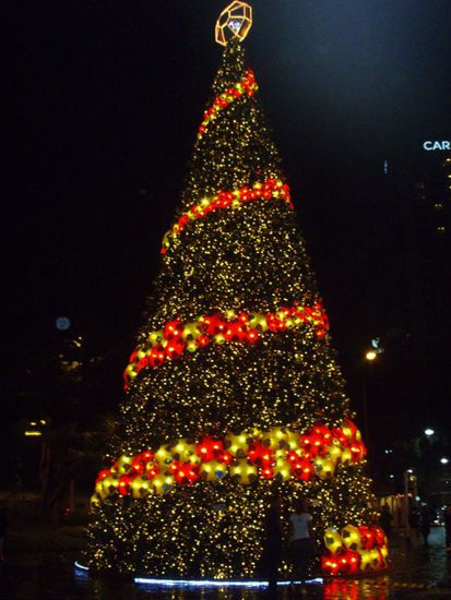 Weihnachtsbaum am Raffles City Center