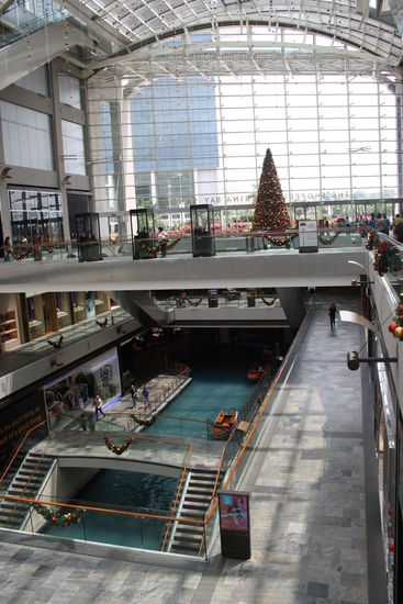 Gondoliere in der Marina Bay Mall