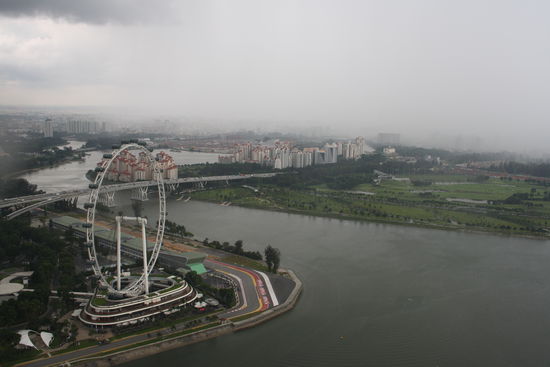Singapore Flyer und aufziehende Regenfront